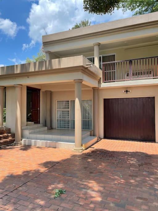 Red Cascade - Luxury 4 Bedrooms -Solar And Aircons ฮาร์ทบีสบูร์ท ภายนอก รูปภาพ