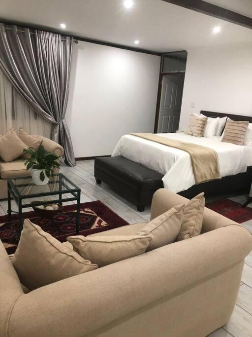 Red Cascade - Luxury 4 Bedrooms -Solar And Aircons ฮาร์ทบีสบูร์ท ภายนอก รูปภาพ