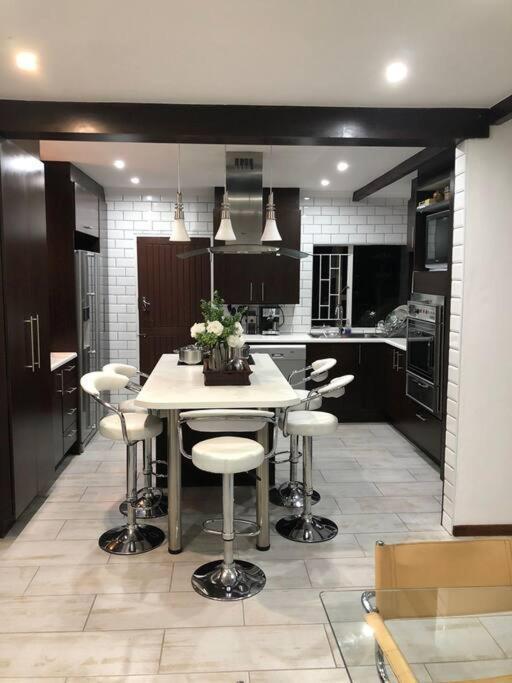 Red Cascade - Luxury 4 Bedrooms -Solar And Aircons ฮาร์ทบีสบูร์ท ภายนอก รูปภาพ