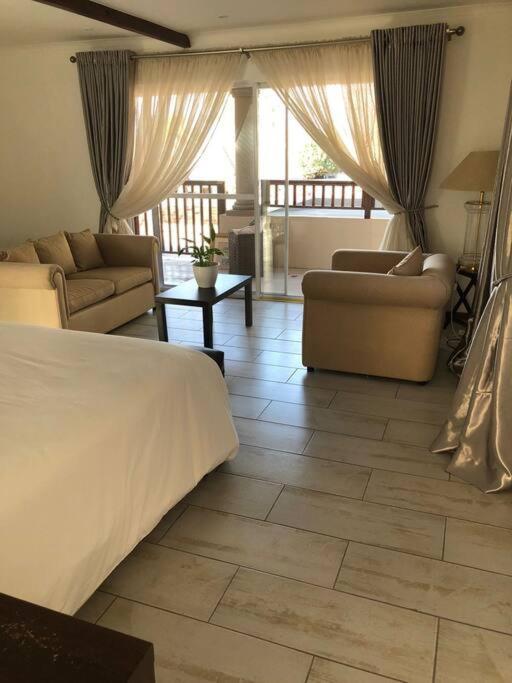 Red Cascade - Luxury 4 Bedrooms -Solar And Aircons ฮาร์ทบีสบูร์ท ภายนอก รูปภาพ
