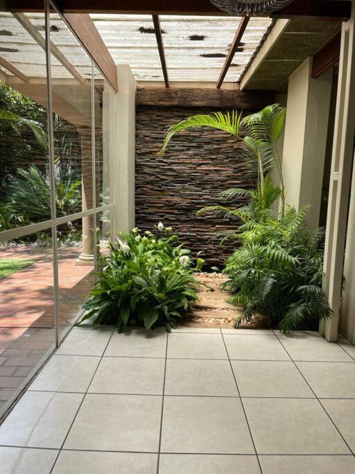 Red Cascade - Luxury 4 Bedrooms -Solar And Aircons ฮาร์ทบีสบูร์ท ภายนอก รูปภาพ